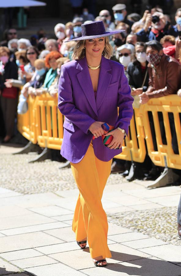 La invitada más original ha sido Prisca Pérez-Pla, quien ha combinado unos pantalones amarillos con una blazer morada. Y como tocado ha escogido una pamela.