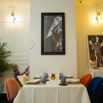 Imagen secundaria 1 - El brownie de rabo de toro, el local y Pepe Sacristán a los fogones de La Rita.