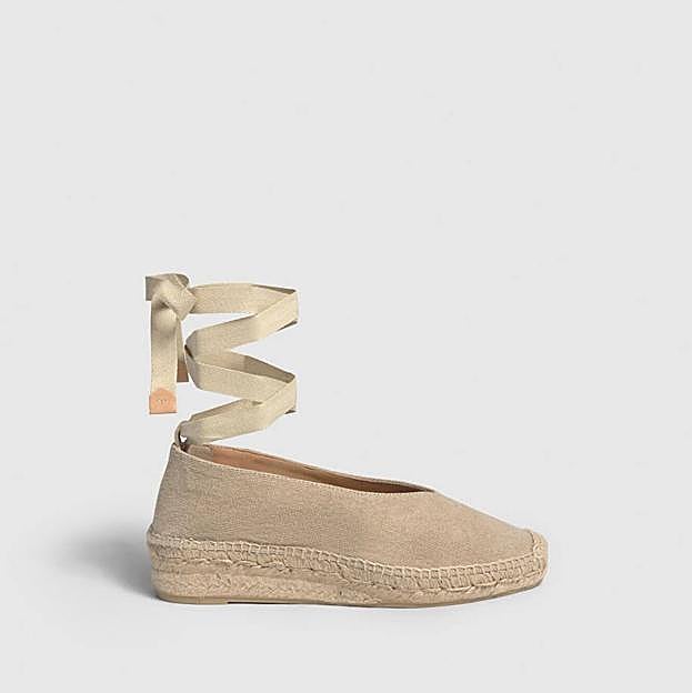 Imagen principal - Las alpargatas son el zapato cómodo y chic favorito de las francesas por lo mucho que estilizan y estos son los modelos que llevarás esta primavera