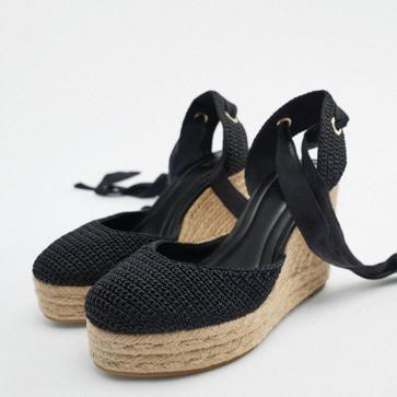 Imagen secundaria 1 - Las alpargatas son el zapato cómodo y chic favorito de las francesas por lo mucho que estilizan y estos son los modelos que llevarás esta primavera