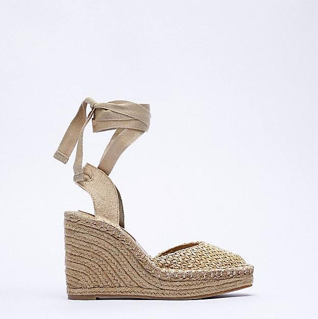 Imagen principal - Las alpargatas son el zapato cómodo y chic favorito de las francesas por lo mucho que estilizan y estos son los modelos que llevarás esta primavera