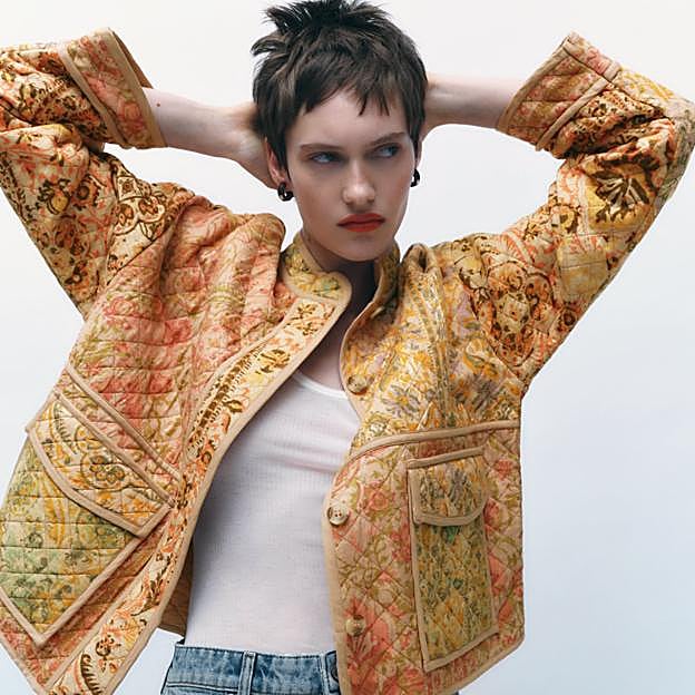 Imagen principal - La chaqueta estrella de la primavera será acolchada y con estampado multicolor, ¡palabra de Zara!