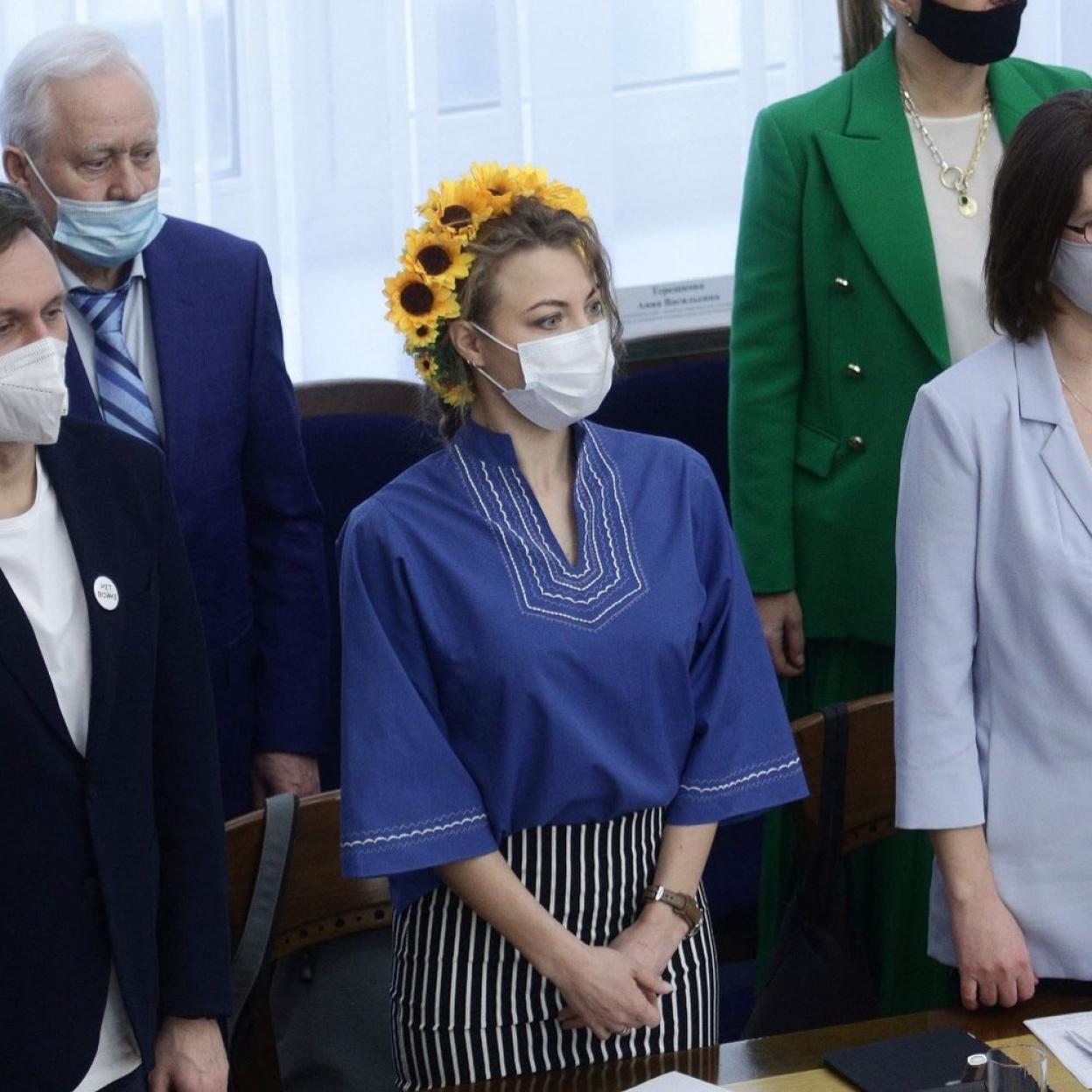 La política rusa Helga Pirogova luciendo los colores de Ucrania con una corona de girasoles.