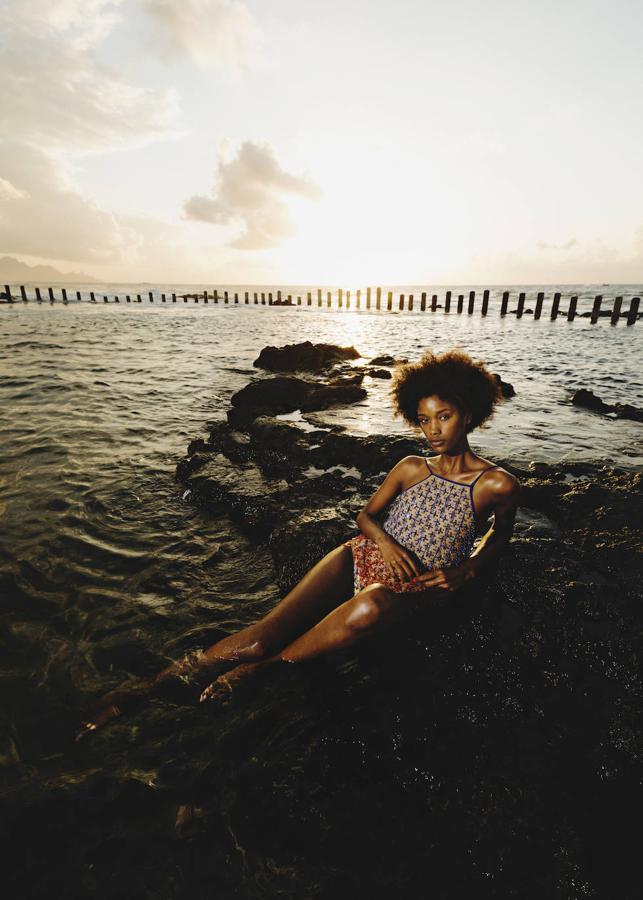 Top con pedrería de Emporio Armani y braguita de biquini, de Aurelia Gil.