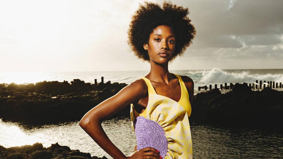 Modelo con bañador amarillo volante, Como la Trucha al Trucho. Agradecimientos: Gran Canaria Swim Week by Moda Cálida. Modelos: Lissandra Blanco y Simone Bricchi. Maquillaje y peluquería: Dani Rull.Asistente de fotografía: Andrés Paduano. Asistente de estilismo: Lara Bosch. Producción: Pop House. 