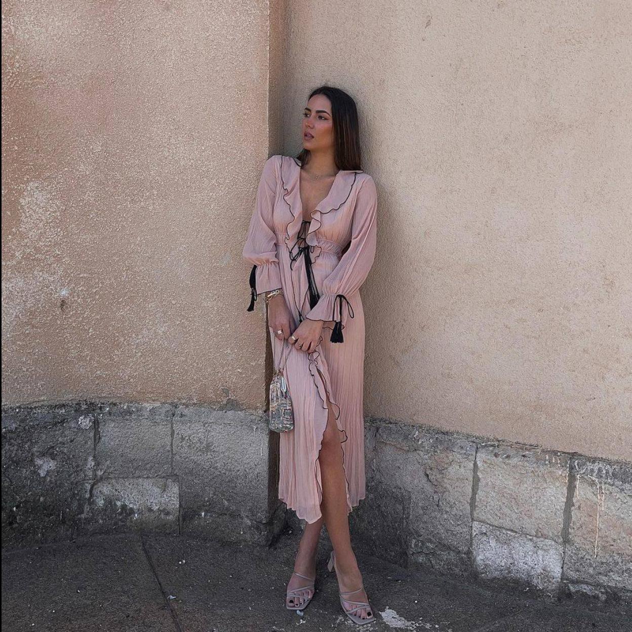 Pincha en la imagen para ver Los vestidos largos de la nueva colección de Massimo Dutti son todo lo que necesitas para meter en tu armario un comodín infalible para tus looks de primavera