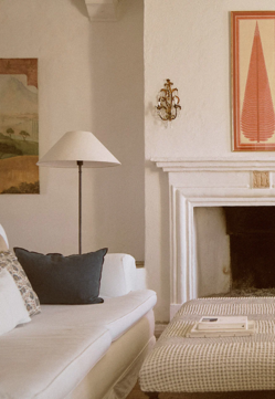 Imagen secundaria 2 - En Zara Home, la alfombra de cuadros, colocada a modo de mantel, cuesta 299 euros; los jarrones de madera, 59.99 euros, y los de cerámica rústica, 49.99 euros; la lámpara de pie cuesta 149 euros, y los cojines, con varios tamaños, formas y estampados, desde 19.99 euros.