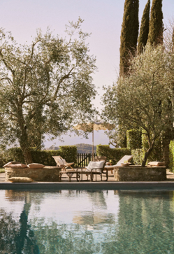 Imagen secundaria 2 - Los platos de cerámica estampada cuestan 7.99 euros la unidad; los vasos y tazas de cristal cromado, 7.99 euros; la jarra de cerámica, 19.99 euros; los cojines para las sillas de comedor, 12.99 euros; los manteles, 9.99 euros cada individual y entre 99 y 129 los de lino natural bordados. La vajilla blanca de estilo vintage cuesta 6.99 euros la pieza y los cubiertos, 7.99 euros. Para la terraza o el jardín, las hamacas de madera y fibras naturales cuesta 129 eruos y los textiles, desde 29.99 euros. Todo, en Zara Home.