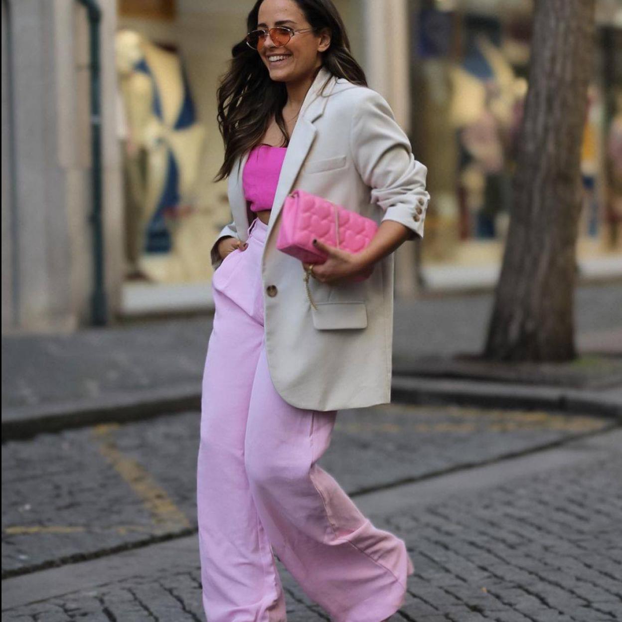 Pincha en la imagen para ver Dónde copiar la bonita y original camisa blanca de Nuria Roca y conseguir un look con pantalones negros o vaqueros perfecto