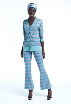 Imagen secundaria 2 - Puedes combinar estos pantalones con diferentes tops y chaquetas