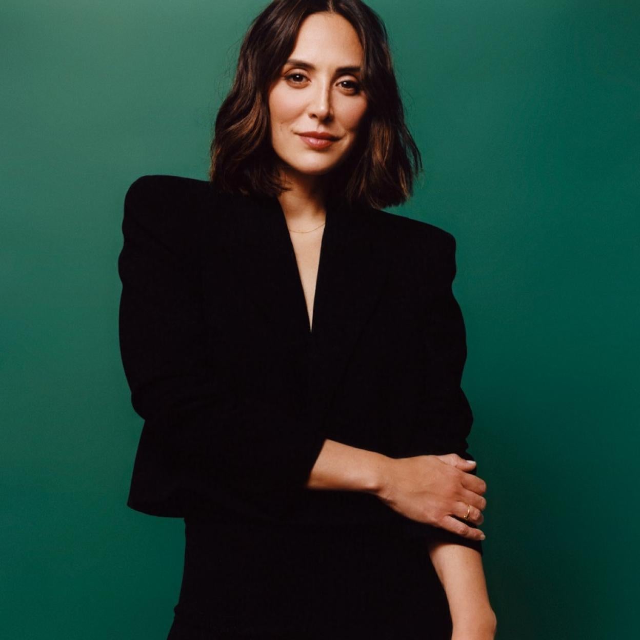 Tamara Falcó lleva traje negro de chaqueta y pantalón de su firma TFP diseñado junto a Pedro del Hierro.