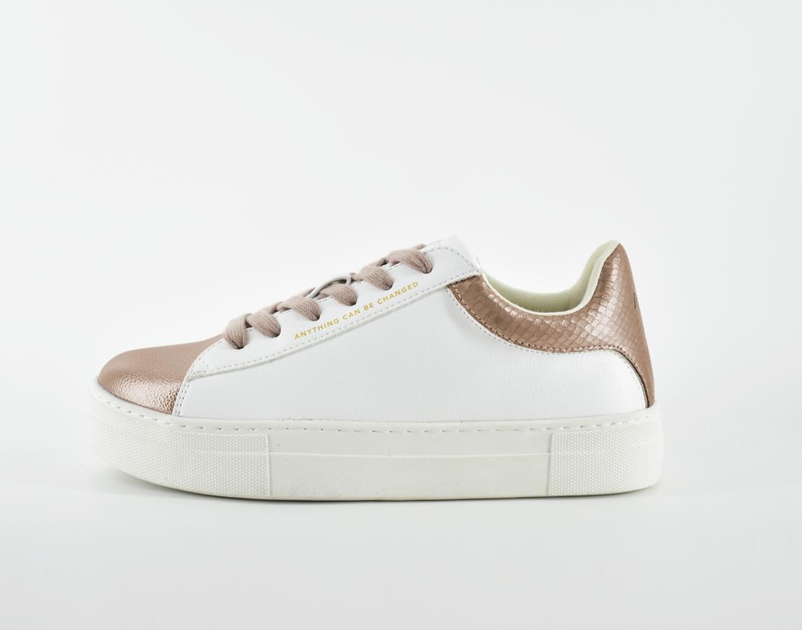 Para los amantes de la sostenibilidad, tenemos las zapatillas de ACBC, la primera y única firma de Italia con sello B Corp (sello de comercio justo "desempeño social y mediomabiental") en el mundo del calzado. Tiene un sinfín de modelos entre los que se encuentra estas blancas con detalles metalizados.