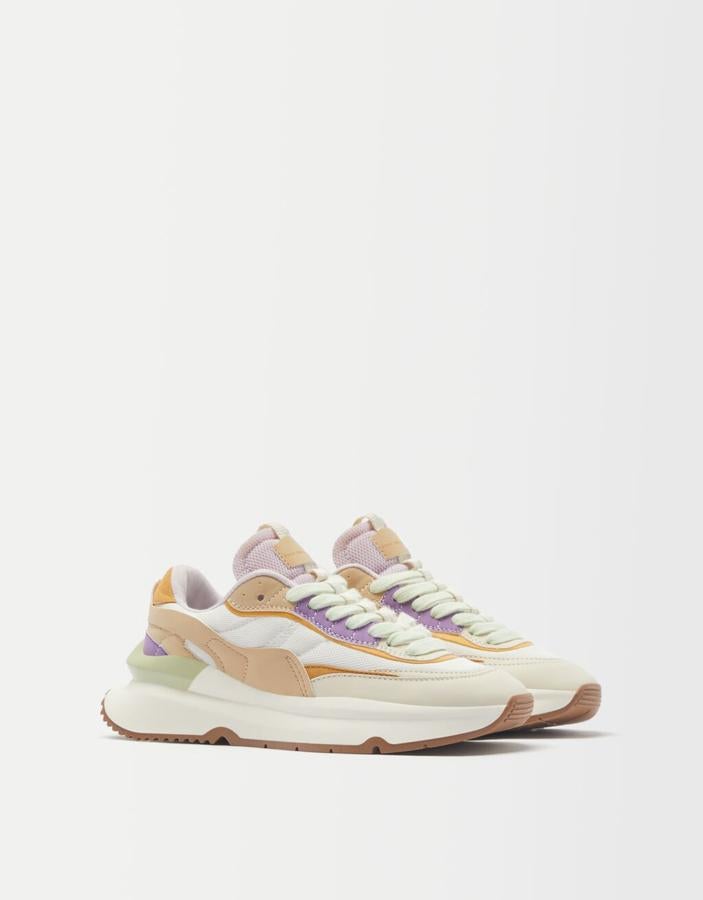 Si eres de estilo más deportivos, atenta a estas multicolor de Bershka con una combinación sencilla que pega con todo (35,99 euros).