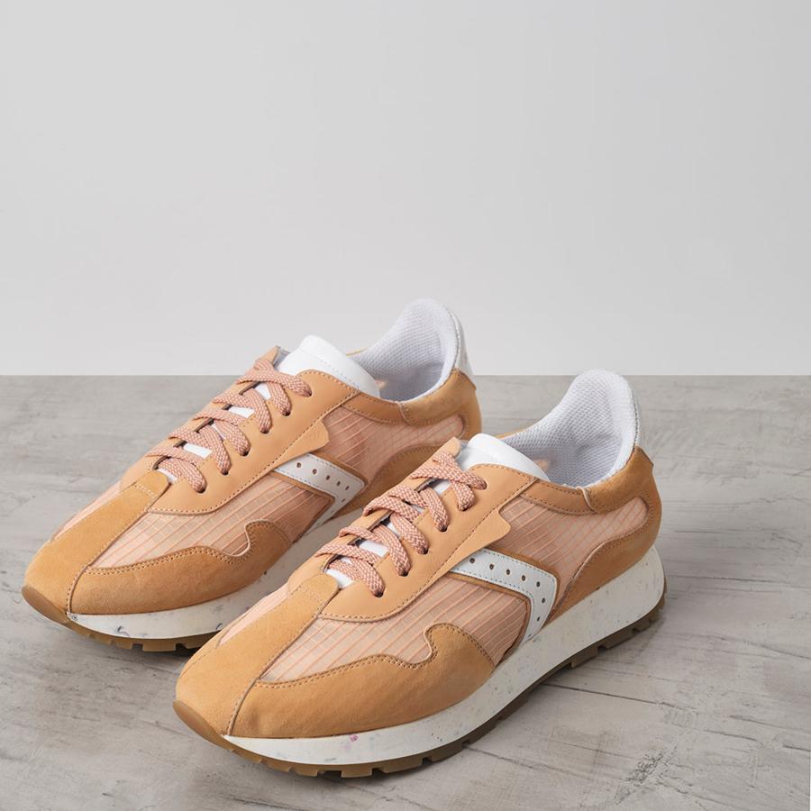 Kaia de Bryan Stepwise es una renovación de líneas deportivas mucho más futurista y carismática. Son unas sneakers que hablan de moda y de tendencia con colores monocromáticos y suela súper ligera (89,90 euros).