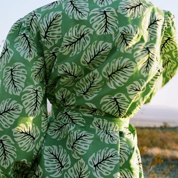 Imagen secundaria 1 - Vestido corto camisero con cinturón y estampado de hojas en verde, blanco y negro de Zara (39,99 euros) 