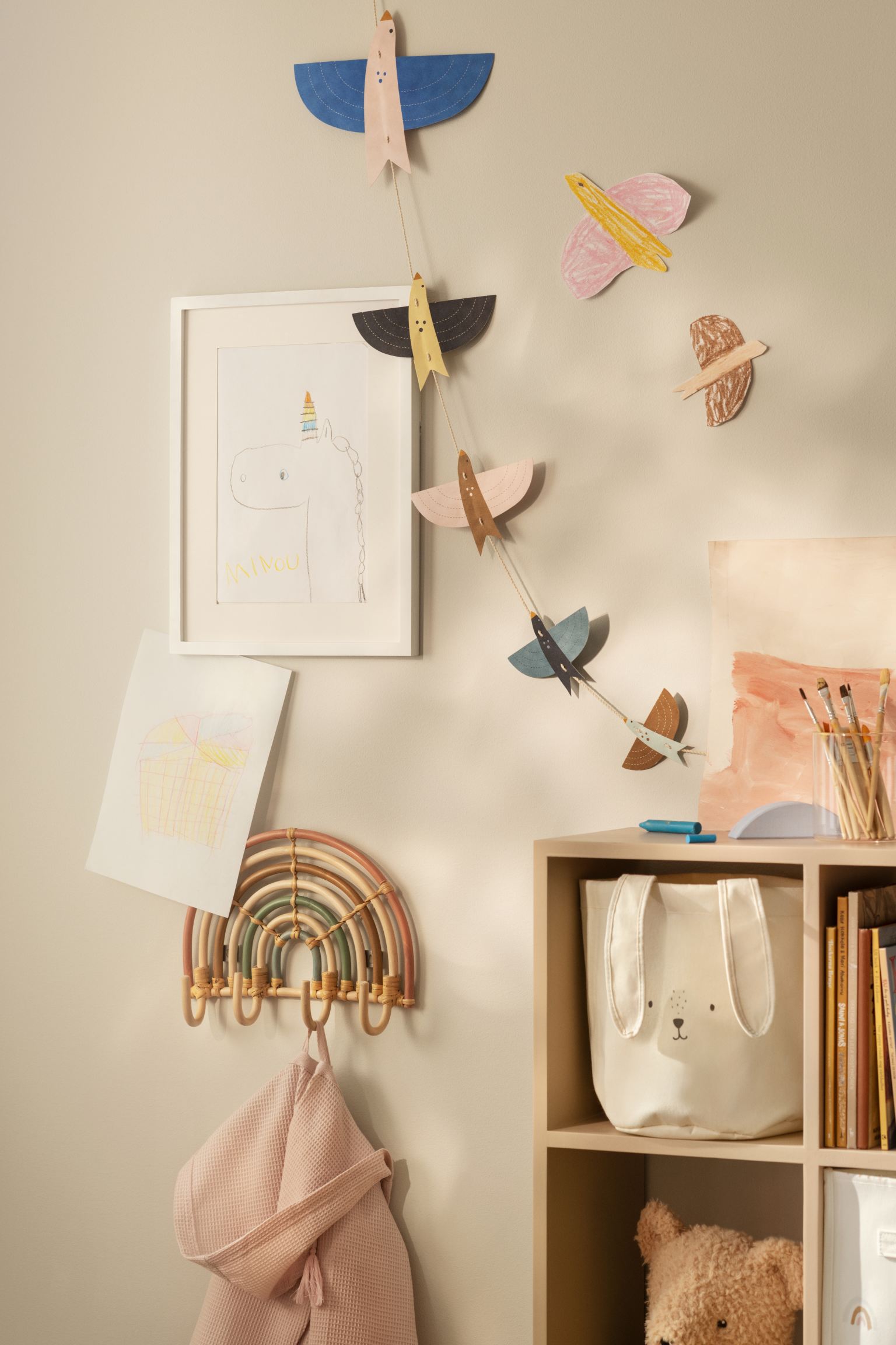 No podíamos terminar esta selección sin colarnos en la habitación de los niños, y lo hacemos con esta bonita guirnalda con pájaros, que cuesta 9.99 euros en H&M Home.