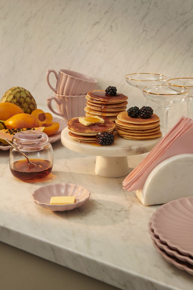 Poner una mesa bonita es un auténtico arte que, además, sirve como homenaje a nuestros invitados. Y en H&M Home encontramos una selección de menaje maravilloso a precios de chollo. Estos platos de postre festoneados en color rosa cuestan 1.99 euros...