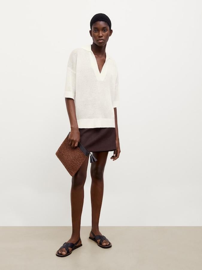 Con escote de pico y cuello tipo polo, este jersey de mangas cortas con acabados acanalados y confeccionado al 100% en lino cuesta 59,95 euros y está disponible entre las tallas Xs y XL. 