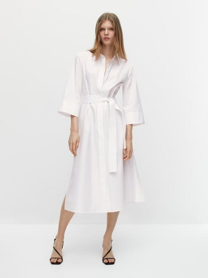 Con pliegue en la espalda y confeccionado 100% en algodón, este vestido blanco confeccionado en popelín y con cinturón estilo lazada tiene un precio de 79,95 euros y podemos encontrarlo entre las tallas XS y L. 