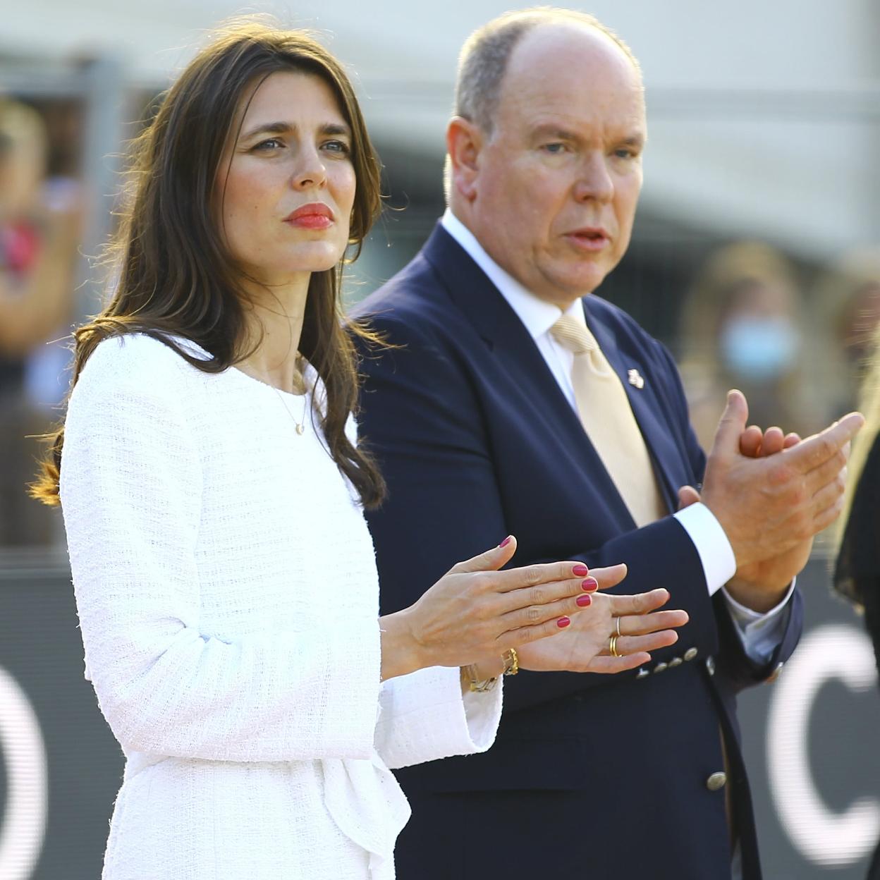 El príncipe Alberto II de Mónaco ys su sobrina Carlota Casiraghi en un acto oficial del principado.