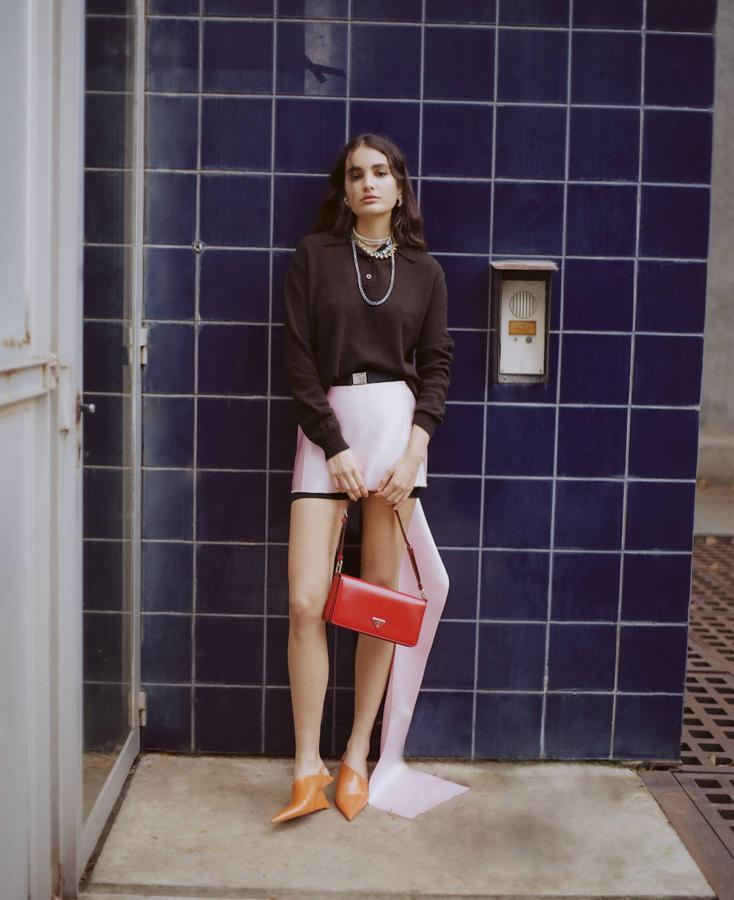 Jersey y minifalda de Prada, que también firma el bolso y los zapatos. Los pendientes y los collares de cristales son de Swarovski y el collar con doble vuelta, de Pearl Octopuss.y.