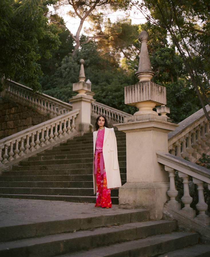 Pantalones y top de algodón con estampado tie dye y aplicaciones, de Des Phemmes; a la cintura, jersey de American Vintage.La blazer larga es de Sportmax y los zapatos, de Prada. El collar es de Uterqüe y los pendientes, de Swarovski.