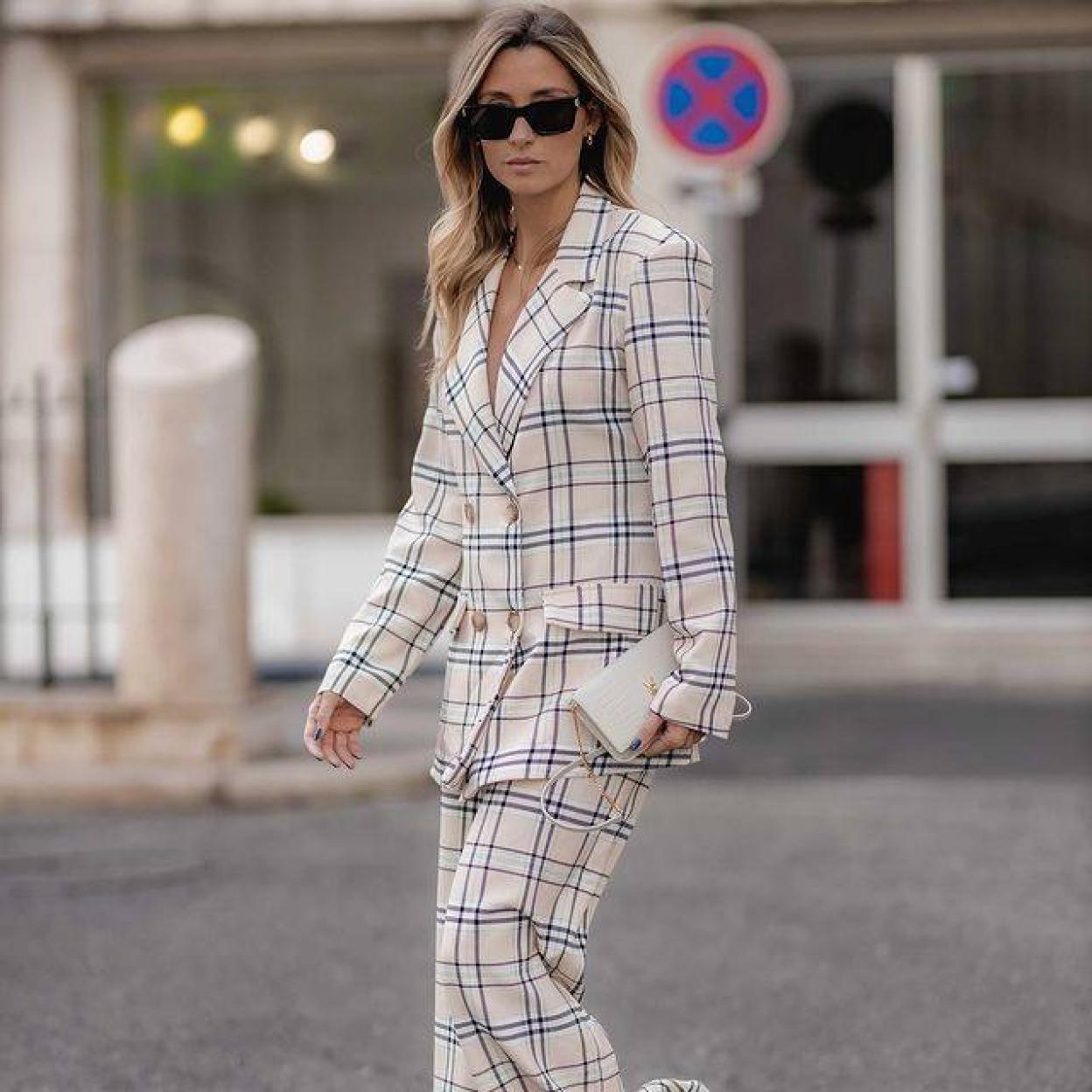 Pincha en la imagen para ver Del vestido de invitada a la falda midi ponible: las prendas de lunares de la nueva colección de Mango que van a ser virales