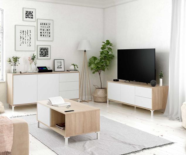 Nadie diría que este salón está decorado con muebles de supermercado y que amueblarlo completo te ha costado menos de 300 euros en Alcampo: el mueble de televisión cuesta 90 euros, la mesa auxiliar de centro, 59 euros y el aparador, 125 euros.