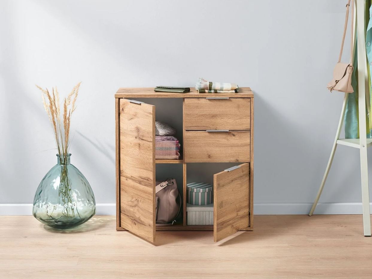 La sección de deco de Lidl lleva tiempo conquistándonos con sus propuestas llenas de tendencia a precios de chollo. Nuestro último flechazo ha sido con esta cómoda de madera de estilo rústico, práctica y muy versátil, que podrás colocar en el salón, el dormitorio o el recibidor. Y cuesta 54.99 euros.