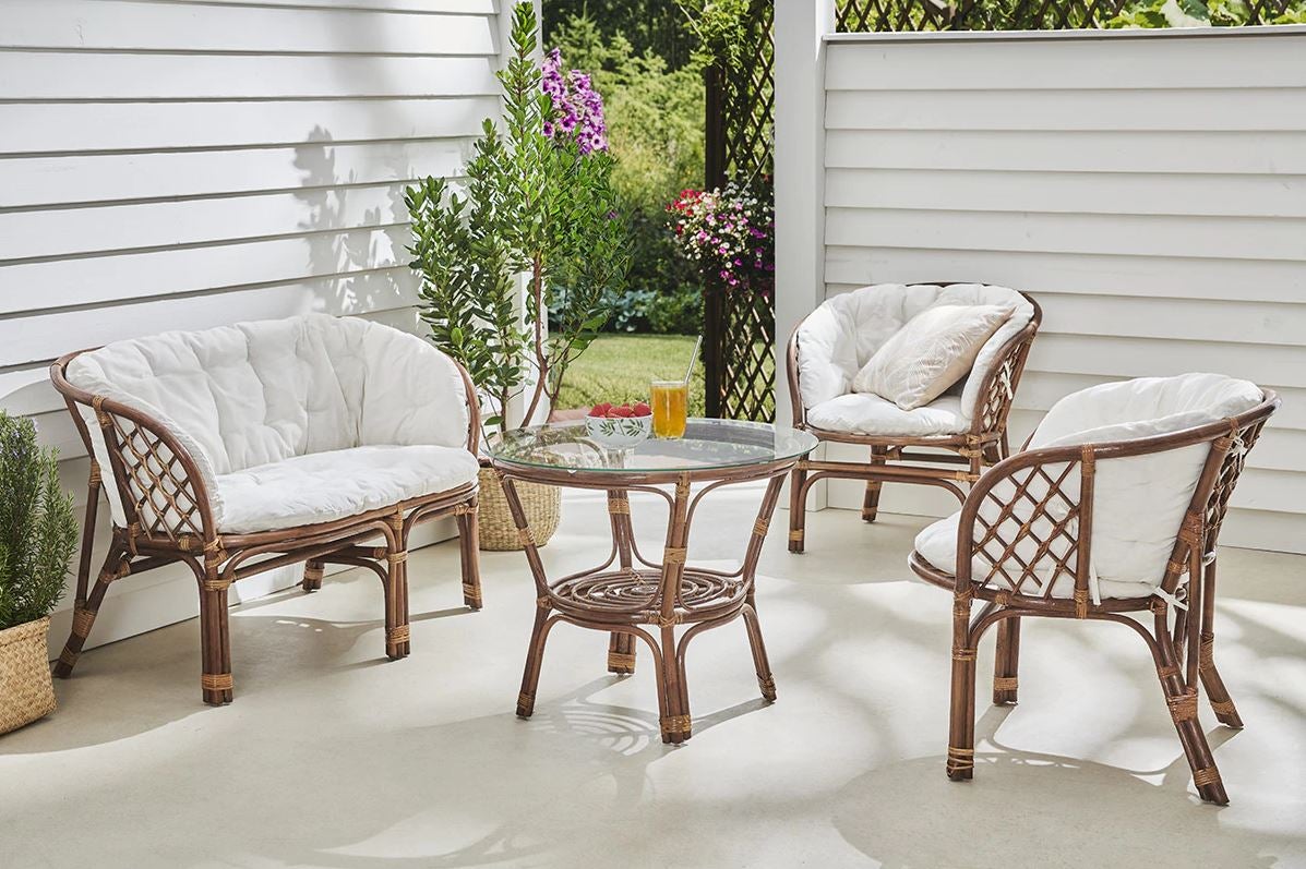 Llega el buen tiempo y no podemos evitar pensar en vivir al aire libre. Y más, con la colección de muebles de terraza y jardín baratísima que hay en Hipercor. Este conjunto en bambú y algodón orgánico cuesta 249 euros... 