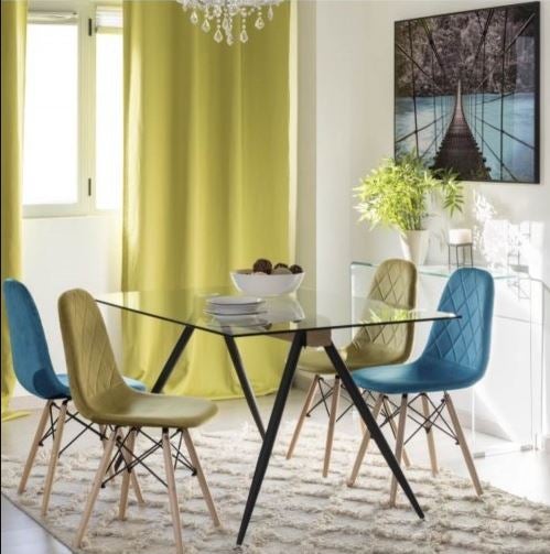 Carrefour reinventa en versión low cost la icónica silla DSW de Charles y Ray Eames para Vitra, una de las más famosas de la historia del interiorismo, y nos propone estas piezas de diseño Mid-Century en madera y tapizado de terciopelo de colores que puedes comprar por 234 euros las cuatro unidades.