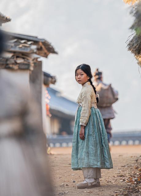 Imagen - Sunja en su época de niña en Corea del Sur, interpretada por Yu-na. Apple TV+