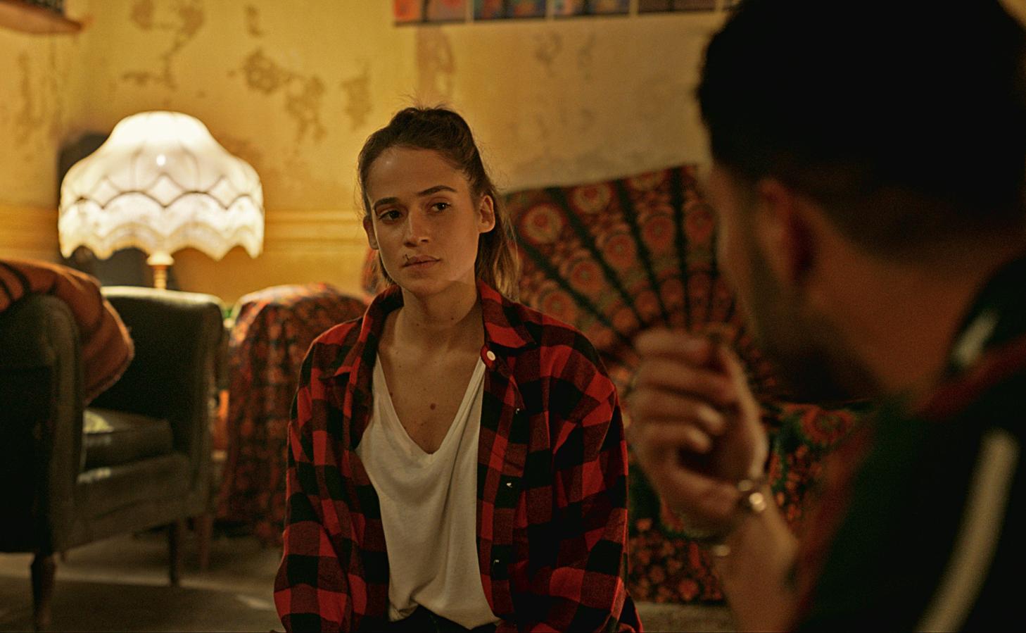 El 6 de mayo regresa con su segunda temporada este thriller de espionaje y sus ocho primeros episodios pueden ser una excelente opción para disfrutar de un atracón vacacional. De origen israelí, esta producción se centra en Tamar Rabinyan, una agente del Mossad que se embarca en su primera misión en su pueblo natal. Suspense e intriga para adentrarse en cuestiones de identidad cultura y de política que te mantendrán pegada al televisor. 