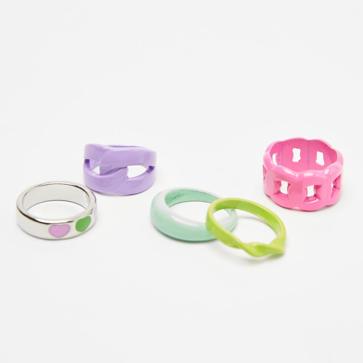 Imagen secundaria 1 - Los complementos a todo color y tendencia que van a mejorar tus looks de primavera son estos anillos que llevaste cuando eras niña