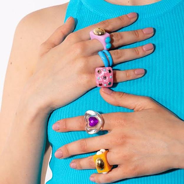 Imagen principal - Los complementos a todo color y tendencia que van a mejorar tus looks de primavera son estos anillos que llevaste cuando eras niña