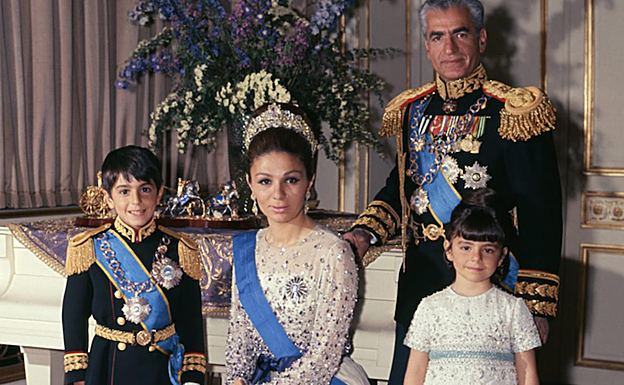 Una foto de familia de Farah Diba y el sha Pahlevi, con sus dos hijos mayores.