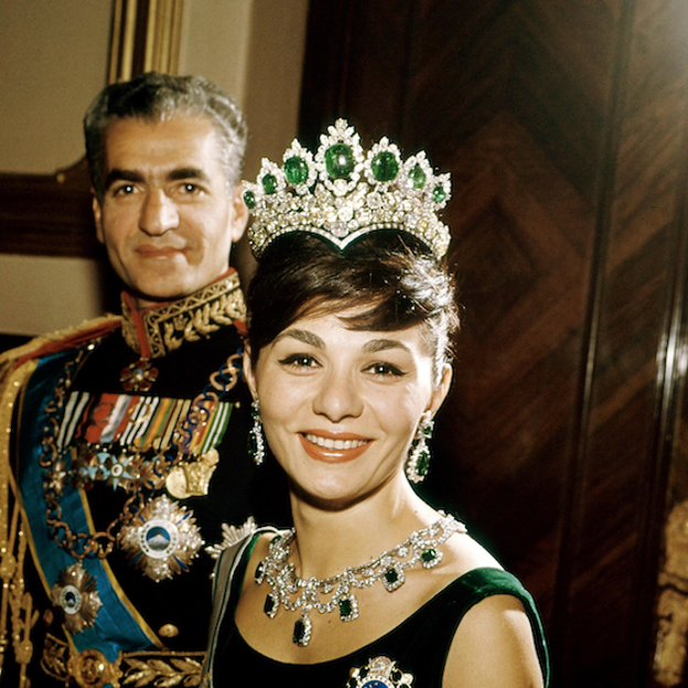 Pincha para ver las 15 tiaras más impactantes de la realeza, incluidas las de Farah Diba.