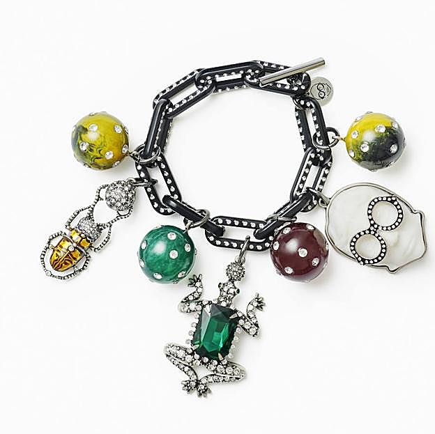 Imagen principal - Pulsera de la colección cápsula Iris Apfel x H&M, zapatos de la colección Iris Apfel x H&M y abrigo de Prada