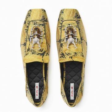 Imagen secundaria 1 - Pulsera de la colección cápsula Iris Apfel x H&M, zapatos de la colección Iris Apfel x H&M y abrigo de Prada