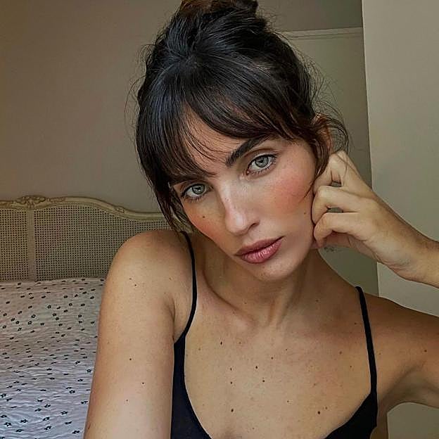 Este sérum de noche con retinol encapsulado y bakuchiol arrasa entre las farmacéuticas por su poder para reafirmar el óvalo facial, alisar las arrugas y borrar las manchas