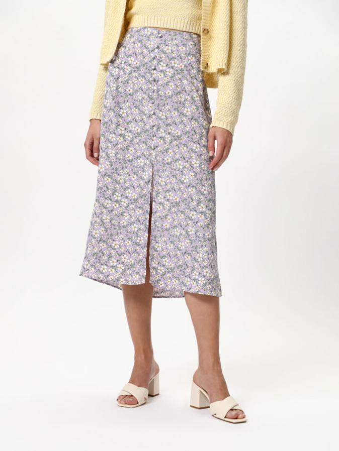 Disponible con fondo lila, negro o naranja, esta falda midi de cintura alta y botones decorativos en el frontal es de Lefties y cuesta 12,99 euros. 