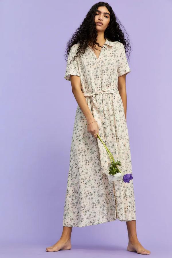 Diseño midi camisero para este vestido de H&M confeccionado en viscosa suave, con escote de pico, cuello clásico y mangas cortas. Con cinturón de anudad, elástico oculto en la espalda y falda evasé con bajo redondeado, cuesta 24,99 euros.