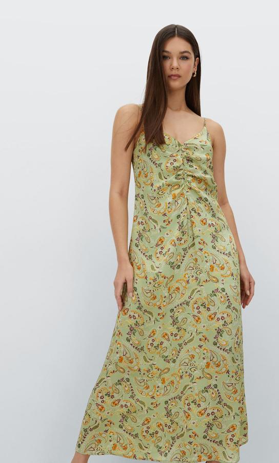En verde salvia, con estampado paisley y de flores en tonos anaranjados y rojizos, este vestido midi de Stradivarius con escote de pico y frunces en el pecho cuesta 25,99 euros. 
