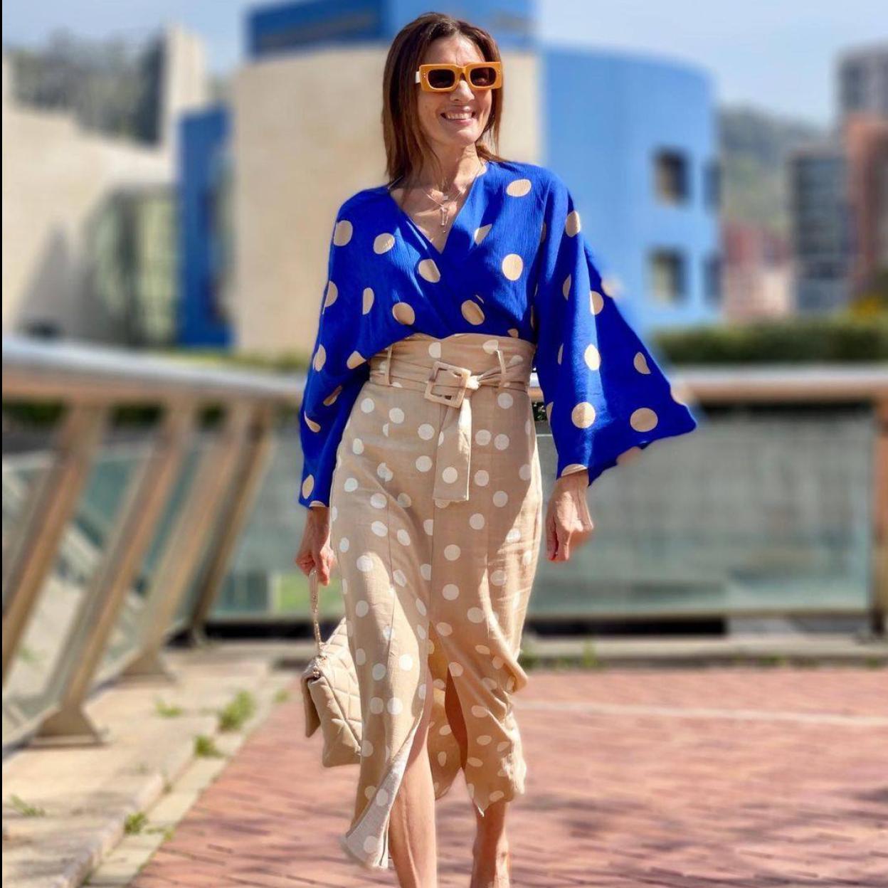 Pincha en la imagen para ver Del vestido de invitada a la falda midi ponible: las prendas de lunares de la nueva colección de Mango que van a ser virales