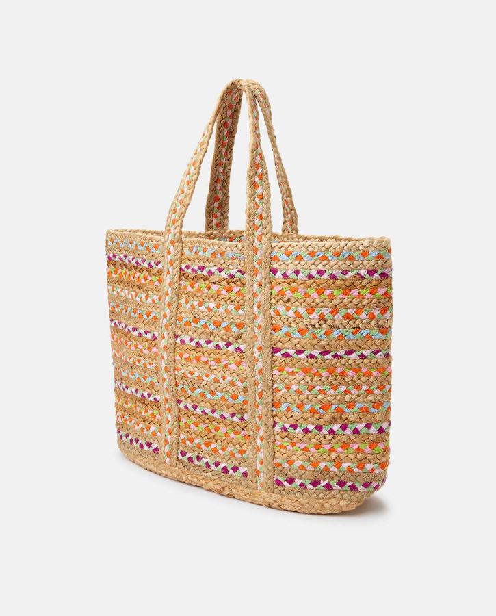 Empezamos con un capazo de yute trenzado de Fórmula Joven. Tiene dos asas y un diseño multicolor que lo hace especialmente alegre y rejuvenecedor. Su precio es de solo 29,99 euros.