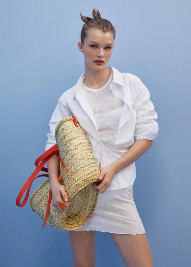 También nos encantan un bolso tipo capazo de Mango. Tiene unos detalles en piel que encontrarás en dos colores: naranja o chocolate. En cuanto a su precio, es de 59,99 euros.