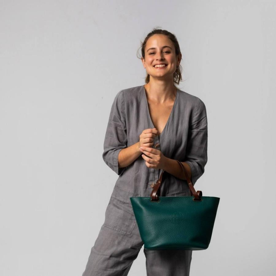 El capazo de piel más elegante nos lo trae la firma española Mona Moon. Está disponible en varios colores y todos ellos cuentan con dos asas en marrón oscuro. Su precio es de 130 euros.