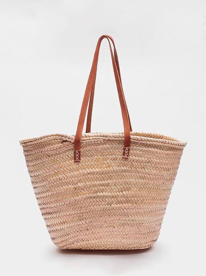 En Venca hemos encontrado un capazo de rafia en color beige. Tiene dos asas de cuero y un cierre con una pieza de tejido y un cordón ajustable. Tiene un precio de 29,99 euros.