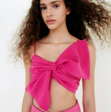 Imagen secundaria 1 - Estos son los originales tops rosas tendencia entre las influencers que mejorarán cualquier look esta primavera y que están a punto de agotarse