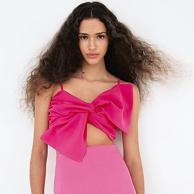 Imagen principal - Estos son los originales tops rosas tendencia entre las influencers que mejorarán cualquier look esta primavera y que están a punto de agotarse